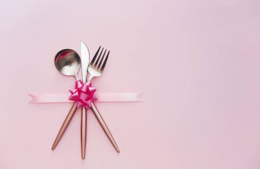 Çatal bıçak takımı ile tatil Tablo ayarı. En az modern concep