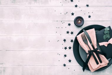 Düğün ya da Festival Tablo ayarı. Ahşap arka plan üzerinde kumaş peçete ile zarif çatal bıçak takımı. Düz yatıyordu