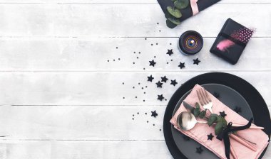 Düğün ya da Festival Tablo ayarı. Tabaklar, mumlar ve çatal bıçak takımı ahşap arka plan üzerinde dekoratif Tekstil ile. Rustik tarzı