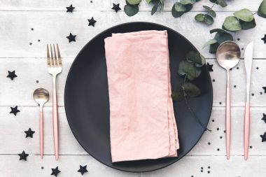 Düğün masa rustik tarzda. Okaliptüs yaprakları ile gül dekor