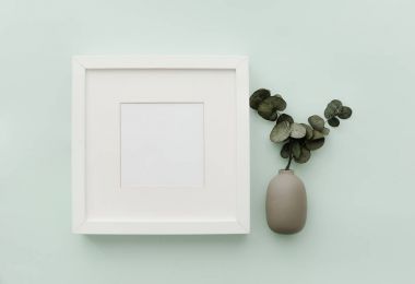 Mockup çerçeve. Tarafsız Minimalist düz yatıyordu sahne ile vazo ve okaliptüs