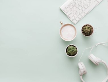 Blogger Pastel arka plan ile kulaklık ve kahve 