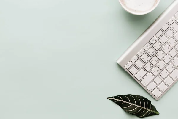 Neutro Pastel Flat Lay Con Teclado Café — Foto de Stock