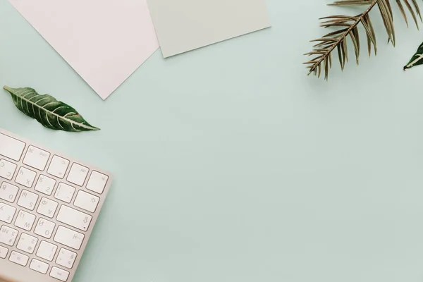 Minimal Modern Hipster Flat Lay Composición Con Teclado Hojas Tropicales — Foto de Stock