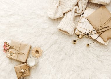 Harfler, sıcak kazak ve kuru çiçekler düz yatıyordu rahat ev kompozisyonu 