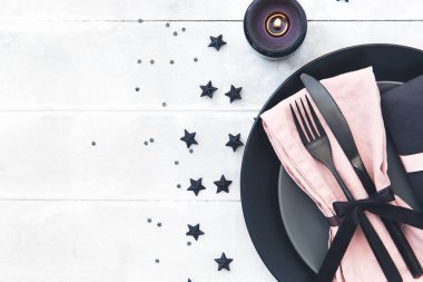 Festival Tablo ayarı. çatal bıçak takımı ahşap arka plan üzerinde dekoratif Tekstil ile. Rustik tarzı