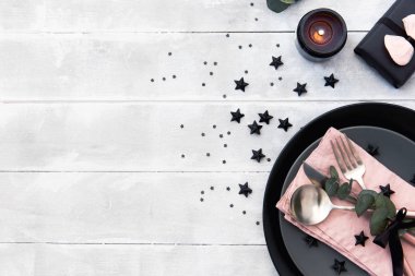 Düğün ya da Festival Tablo ayarı. Tabaklar, mumlar ve çatal bıçak takımı ahşap arka plan üzerinde dekoratif Tekstil ile. Rustik tarzı