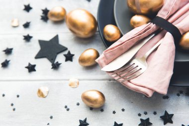 Glamour Paskalya sofra ile altın yumurta. 