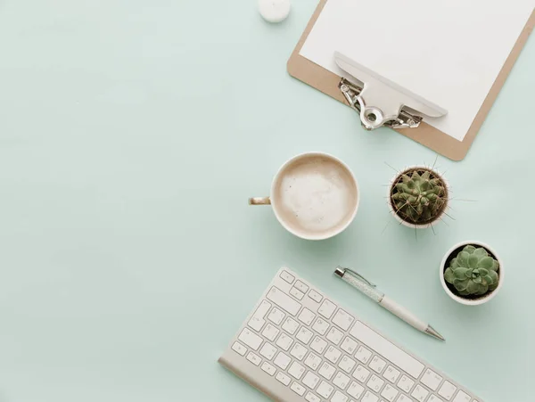 Minimalista Flat Lay Hipster Escritorio Con Café Con Leche Teclado — Foto de Stock