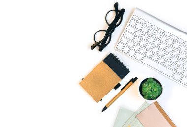 Home Ofis masaüstü klavye, not defteri, çiçek ve cam. Düz yatıyordu, en iyi görünümü