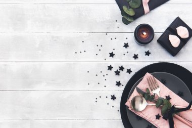 Düğün ya da Festival Tablo ayarı. Tabaklar, mumlar ve çatal bıçak takımı ahşap arka plan üzerinde dekoratif Tekstil ile. Rustik tarzı