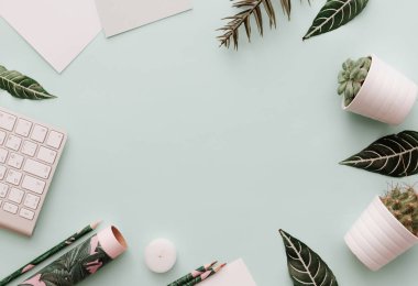 Minimalist yaşam tarzı çerçeve için Web sitesi pazarlama, sosyal medya ile yeşil yaprakları, botanik tropik çiçekler, klavye ve malzemeleri 