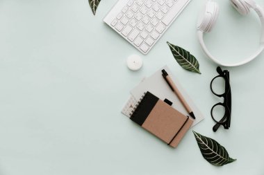 Tasarımcılar, blogcular için çalışma alanı Eko zanaat defter, klavye ve kulaklıklar 