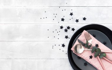 Düğün Tablo ayarını boş konuk kartı, kumaş peçete, okaliptüs ve ahşap bir masa üzerinde çanak ile. Rustik dekor