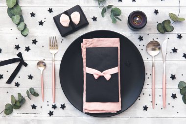 Düğün ya da Festival Tablo ayarı. Tabaklar, mumlar ve çatal bıçak takımı ahşap arka plan üzerinde dekoratif Tekstil ile. Rustik tarzı