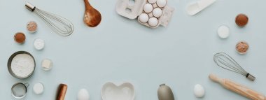 malzemelerle fırında, pastel arka plan, Web sitesi için banner arka plan pişirme üstten görünüm, düz yatıyordu, kopya alanı. Hazırlık pişirme mutfak masa gereçleri