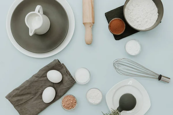 Pişirme Malzemelerin Üzerine Pastel Arka Plan Üstten Görünüm Düz Yatıyordu — Stok fotoğraf
