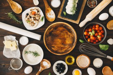 Arka plan ile ahşap masa üzerinde pizza için malzemeler