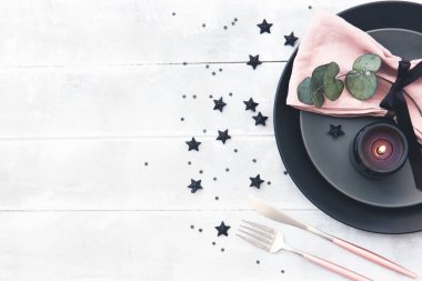 Düğün Tablo ayarını boş konuk kartı, kumaş peçete, okaliptüs ve ahşap bir masa üzerinde çanak ile. Rustik dekor