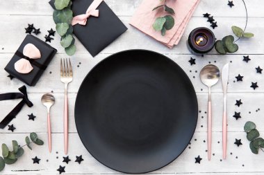 Vintage rustik tarzı mumlar ve okaliptüs ile festival Tablo ayarı. Kavram doğum günü, Sevgililer, anne veya Babalar günü. Düz yatıyordu. Kopya alanı