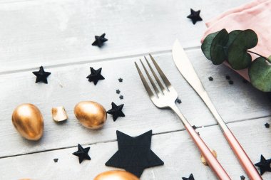 Lüks Paskalya Festival tablo ayrıntılar. Siyah ve altın tonları, yumurta süsleme 