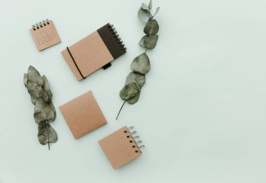 Zanaat defter. Modern Pastel Hipster düz Lay ile yeşil yaprakları. Mockup