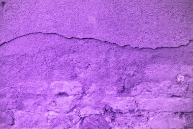 Pantone eğilim ultraviyole 2018, tuğla duvar ultra violet rengine boyanmıştır.