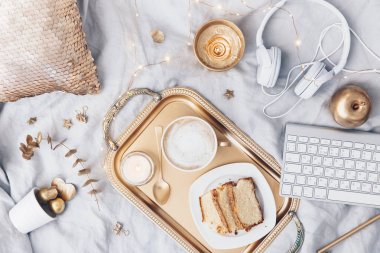 Serbest. evde çalışma kavramı. Blogger Tema. Dizüstü bilgisayar, kulaklık yatakta