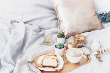 Tepsi üzerinde kahve ile sabah kompozisyon. Yatakta Glamour Kahvaltı