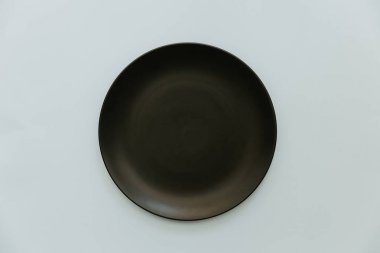 Pastel zemin üzerine boş siyah plaka. Yukarıdan görüntülemek