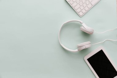 Modern kulaklık ile hippi düz yatıyordu, tablet ve klavye 