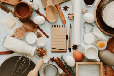 Pişirme aletleri ve tarifi Malzemeler üzerinde pastel açık mavi renkli. Düz uzay görüntüleri genel gider metin yatıyordu. Tarifi kitap metin uzay görüntüleri.