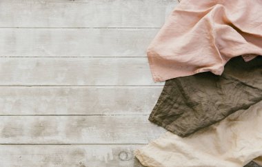 Ahşap arka plan üzerinde doğal keten peçete. Pastel tonları 