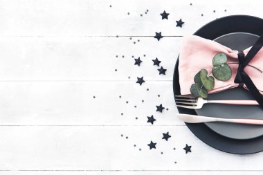 Düğün ya da Festival Tablo ayarı. Tabaklar, mumlar ve çatal bıçak takımı ahşap arka plan üzerinde dekoratif Tekstil ile. Rustik tarzı