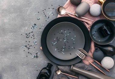 Tabak, çatal, bıçak ve hediye kutusu düz yatıyordu Modern Festival parti Tablo ayarı. Seramik tabak, çatal bıçak takımı ve keten peçete