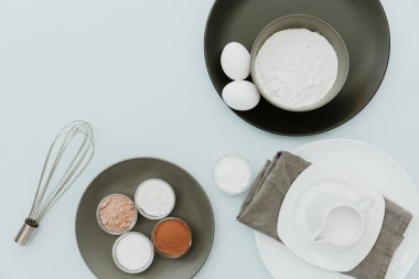 En az düz koymak için çikolatalı kek pişirme malzemelerle. Görünümü ana sayfa, yer kopyalayın, yat