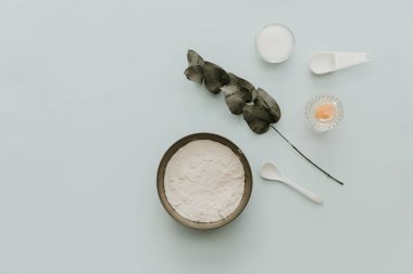 Yumurta ile un ve pastel arka plan üzerinde şeker. Düz yatıyordu kompozisyon, hazırlık pişirme 