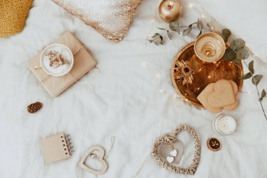 Kahve fincanı, kurabiye ve yatakta Altın süslemeleri ile arka plan. Sweet Home, Natürmort kavramı. Lay, en iyi görünüm, kopya alanı düz 