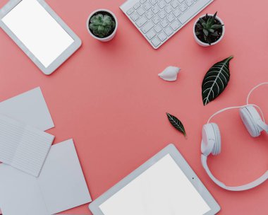 Üstten Görünüm yaratıcı kadının masaüstü, beyaz tablet ve kulaklık ile boş kopya alanı perde. Yukarı alay, yatıyordu, pembe pastel arka plan düz 