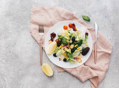 Beyaz arka planda, seçici odak bir tabak içinde düz yatıyordu taze yaz salatası