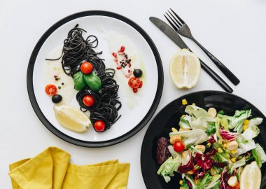 Tabak siyah spagetti domates kiraz ve taze yaz salatası ile. Düz yatıyordu, en iyi görünümü