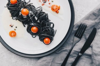 Siyah spagetti domates kiraz ile 