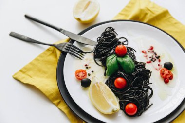 Zeytinyağı, domates, limon ve sarımsak ile siyah spagetti