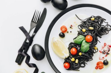 Zeytinyağı, domates, limon ve sarımsak ile siyah spagetti