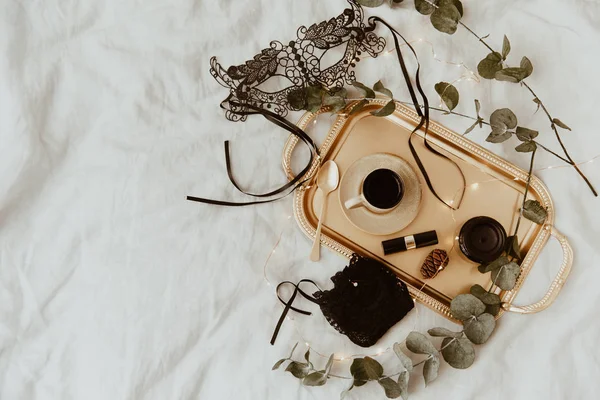 Uppifrån Mode Guld Och Svart Tillbehör Mask Kaffe Läppstift Och — Stockfoto