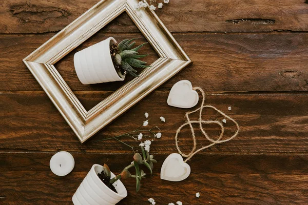 Altın Çerçeve ahşap arka plan üzerine rustik bir düğünle ayrıntıları. Düz yatıyordu, en iyi görünüm, kopya alanı 