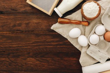 Taze süt, yumurta ve un ahşap arka plan üzerinde