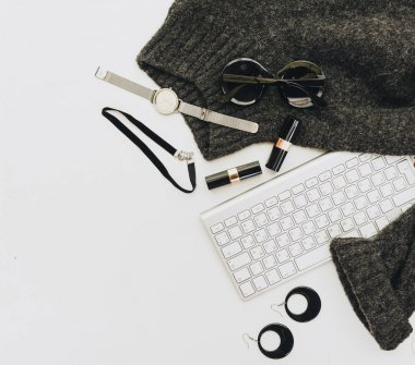 Güzellik blog kavramı. Kadın aksesuarları: saatler, kolye, ruj, güneş gözlüğü, beyaz arka plan üzerinde. Düz yatıyordu, en iyi görünüm çok az moda kadınsı arka plan. 