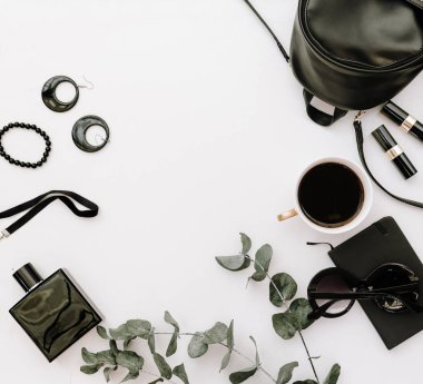 Trendy Moda siyah beyaz arka plan üzerinde kadın aksesuar koleksiyonu tarz. Düz yatıyordu, en iyi görünümü. 