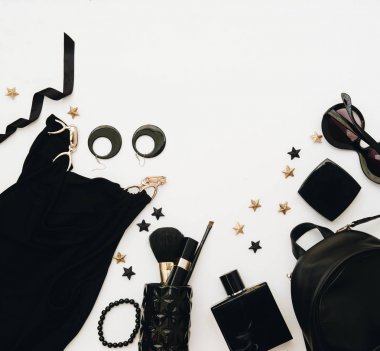 Kadınsı düz yatıyordu gözlük, ruj, parfüm, izlemek, beyaz üzerine kolye ile. Düz yatıyordu. Kadın aksesuarları kopya alanı metin için yukarıda.